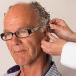 Aanpassen gehoorapparaten bij Engel Hoorservice, de audicien van Schagen, Noord-Holland